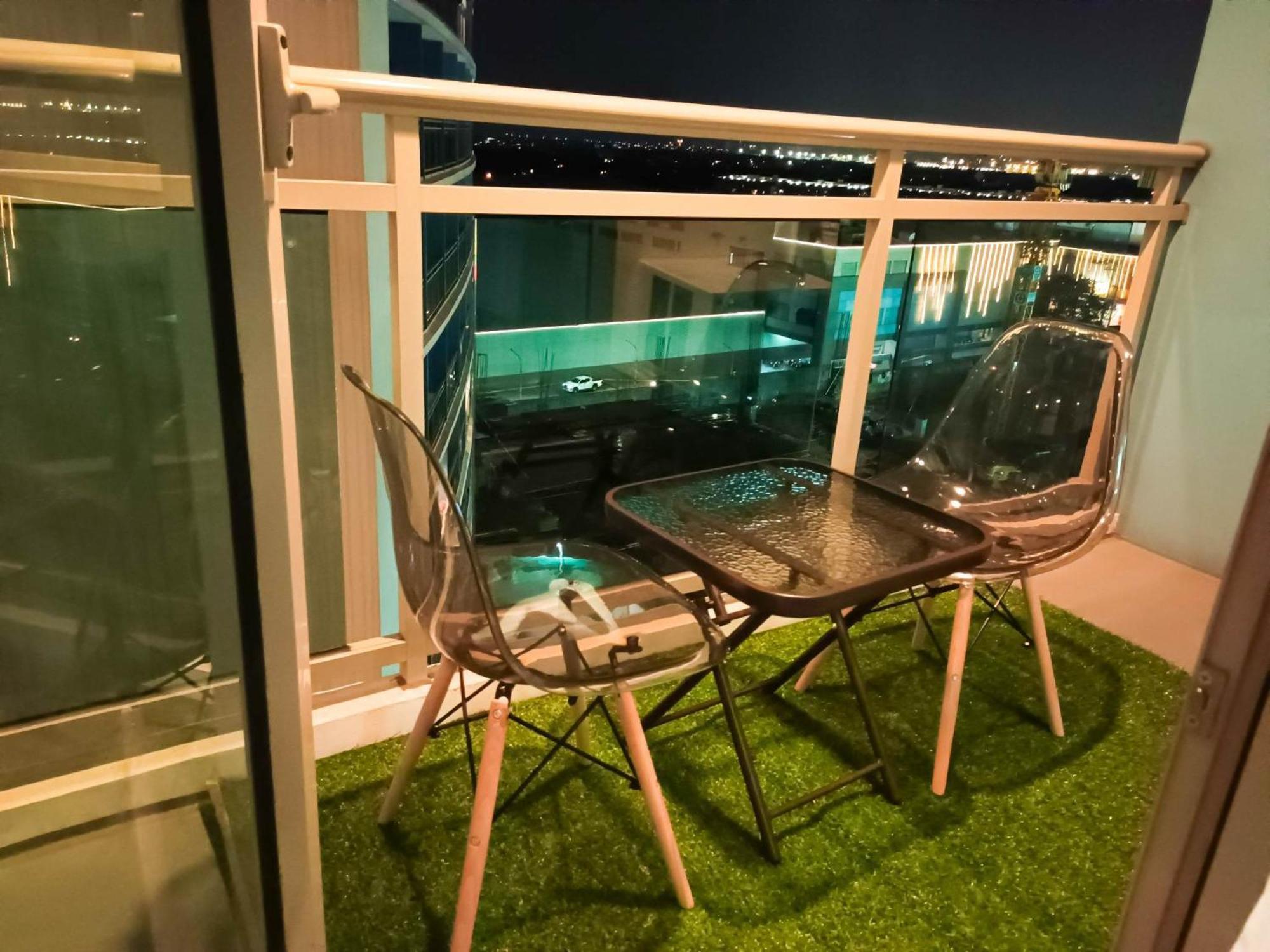 Beach Front Living In The Heart Of The City, Azure Residences Маніла Екстер'єр фото